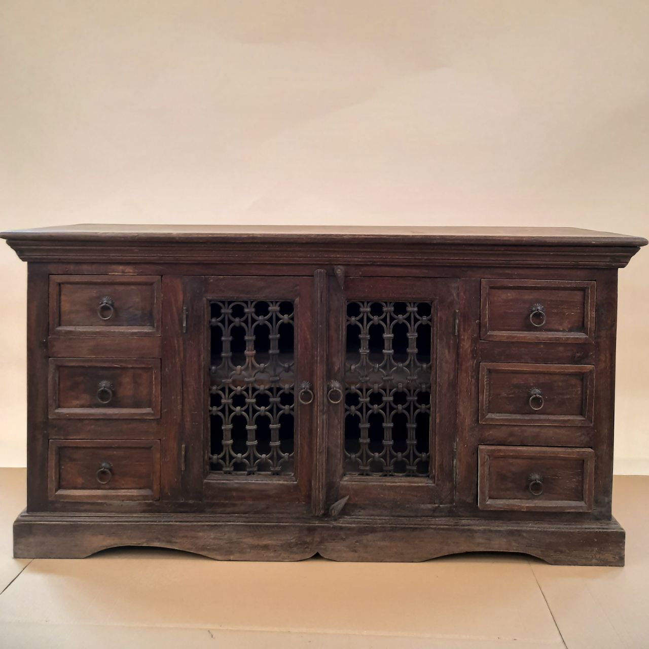 Komoda z metalową kratą i szufladami — zdjęcie 1