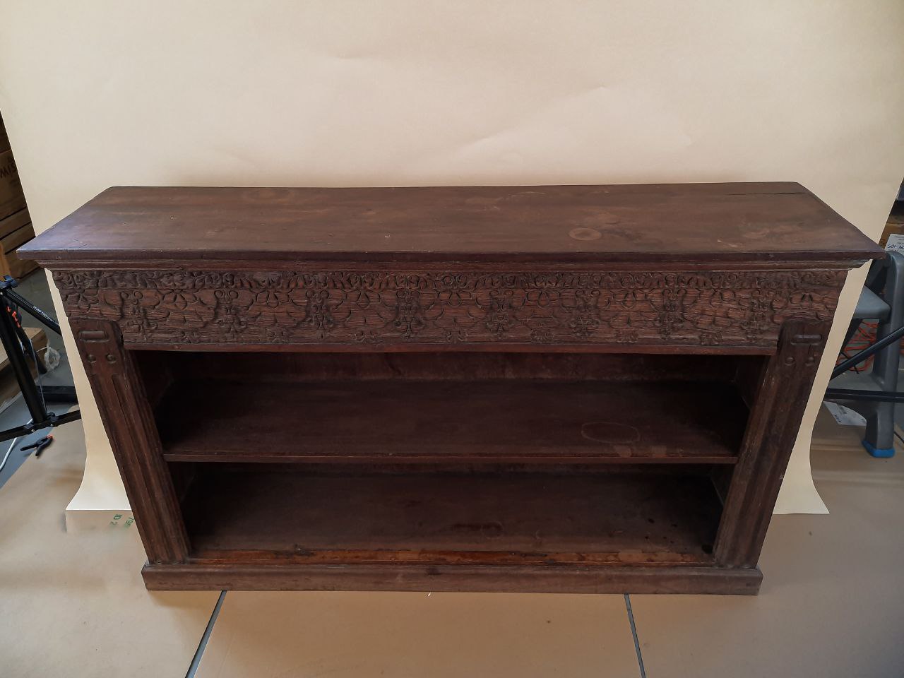 Komoda z rzeźbionym pasem — zdjęcie 2