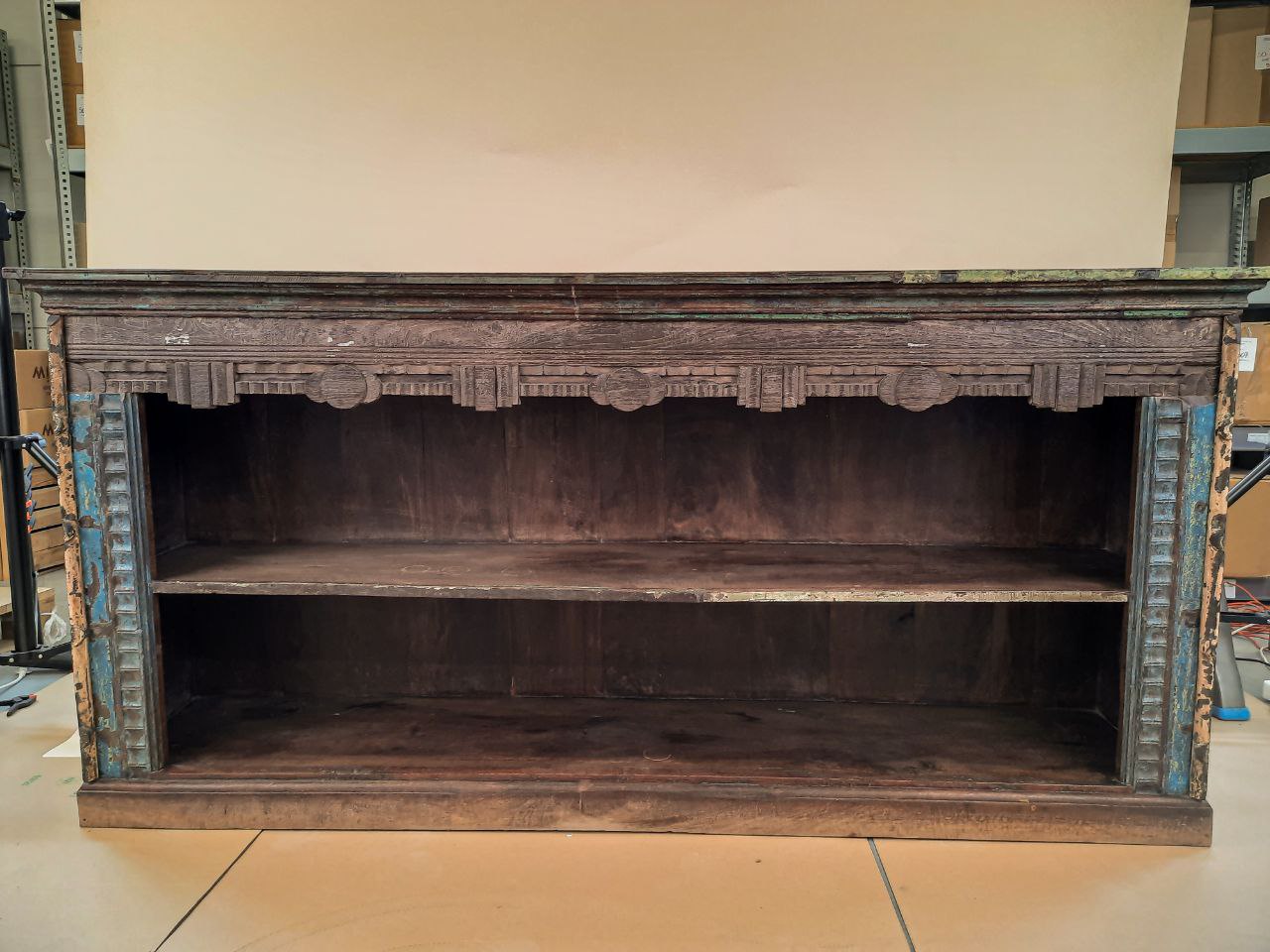 Szeroka niska komoda z półką — zdjęcie 1