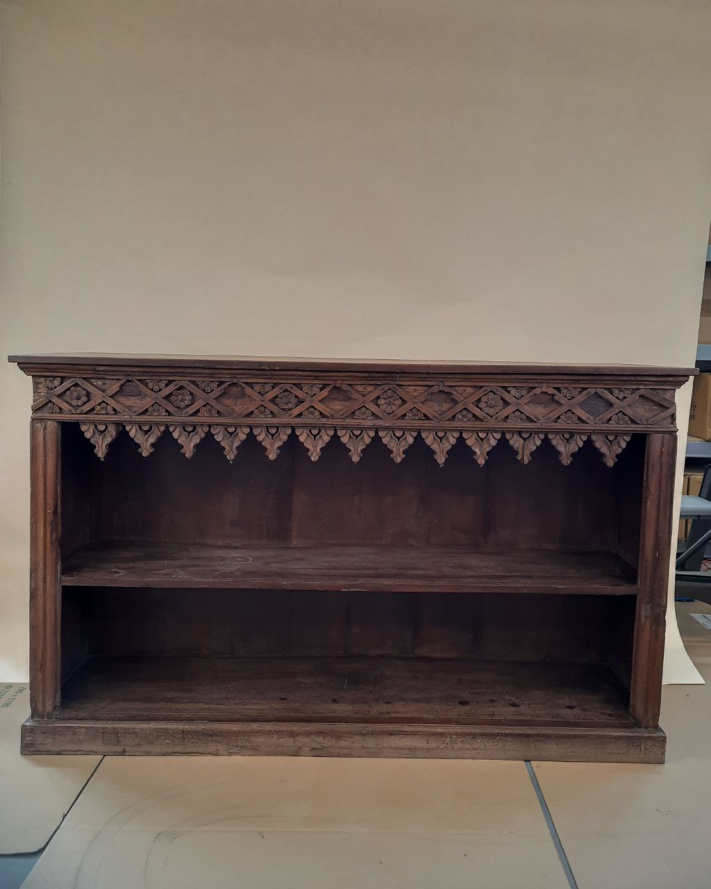 Komoda otwarta z ażurowym zdobieniem — zdjęcie 1