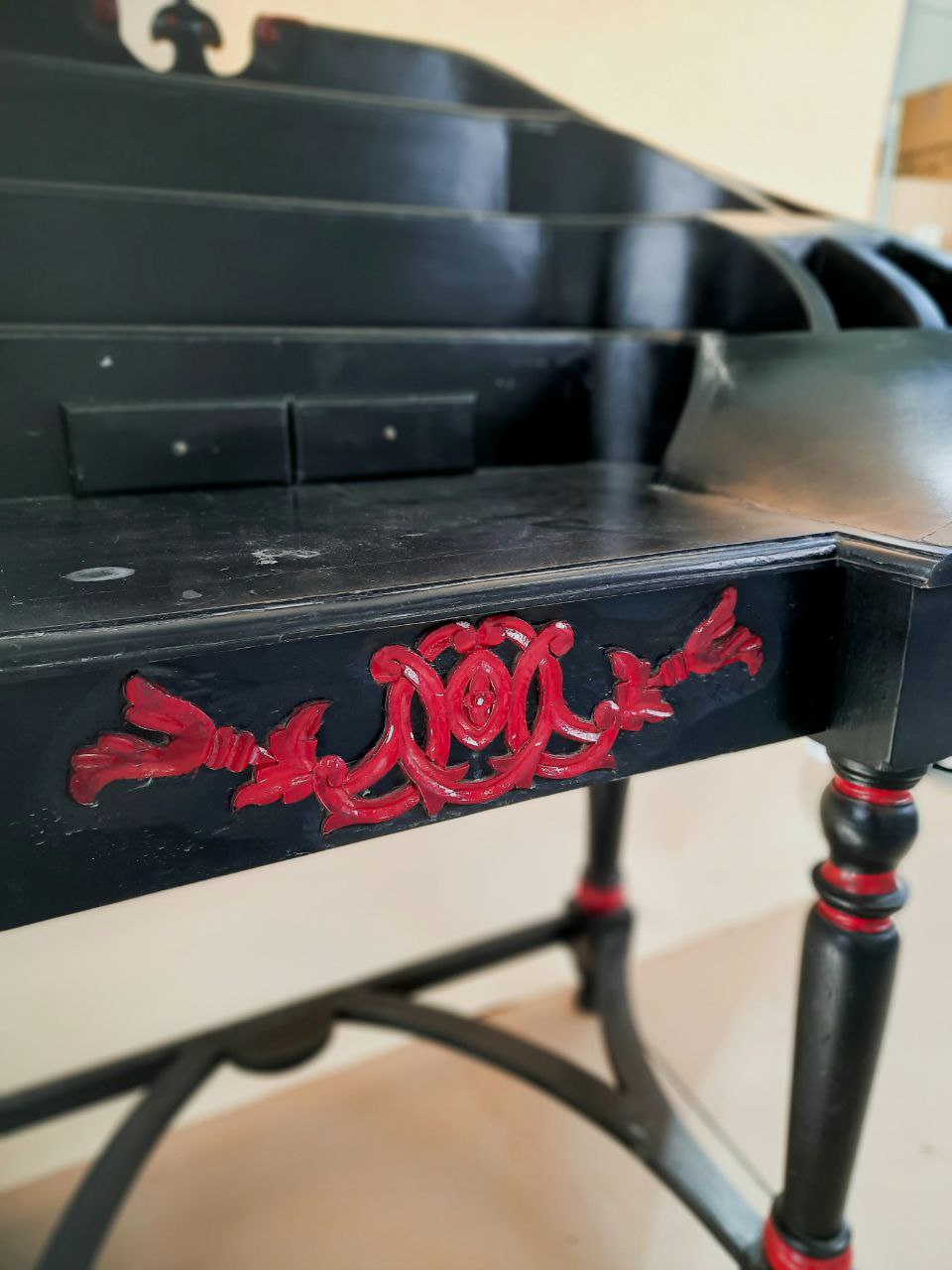 Toaletka orientalna czarno-czerwona — zdjęcie 2