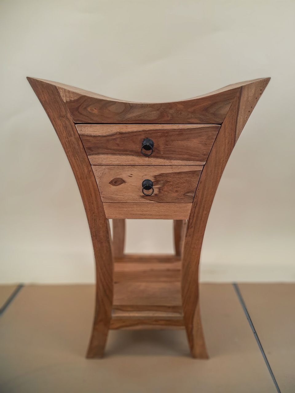 Stolik pomocniczy z dwiema szufladami — zdjęcie 1