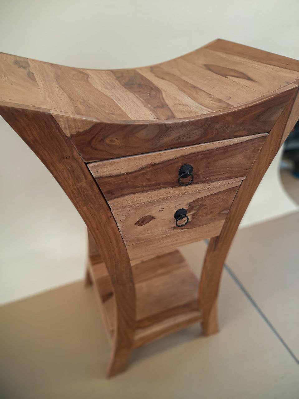 Stolik pomocniczy z dwiema szufladami — zdjęcie 2