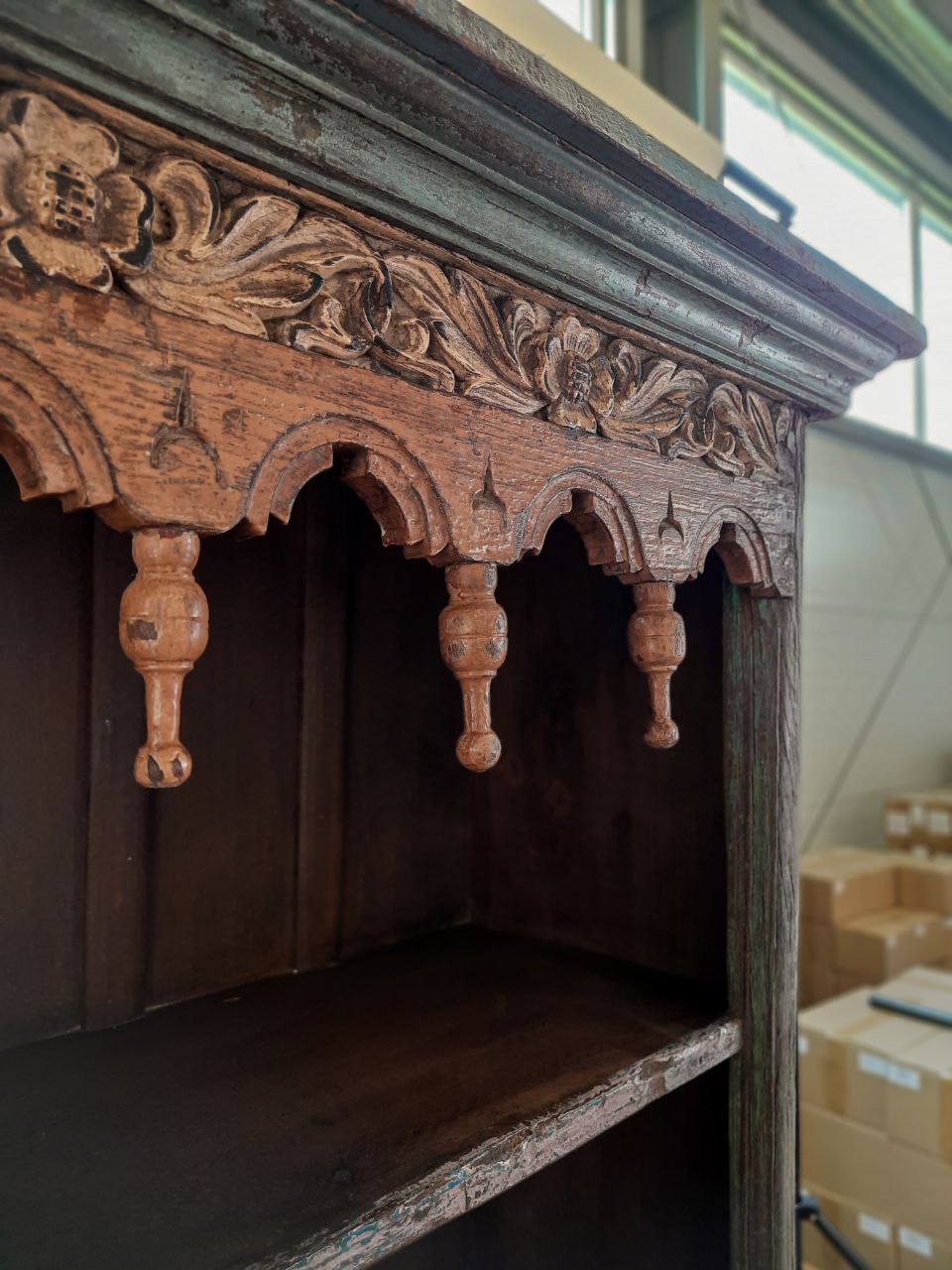 Wysoki regał kolonialny z rzeźbieniami — zdjęcie 2