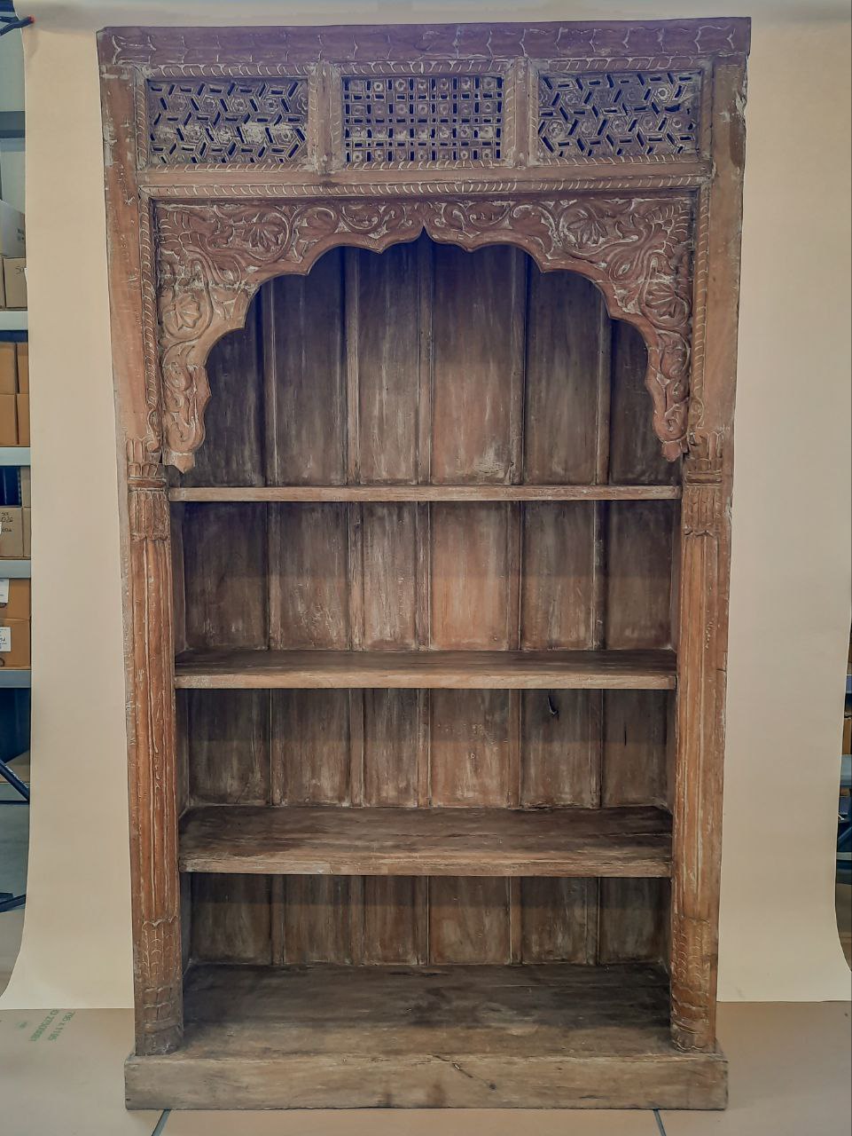 Regał z łukiem i ażurową koroną — zdjęcie 1