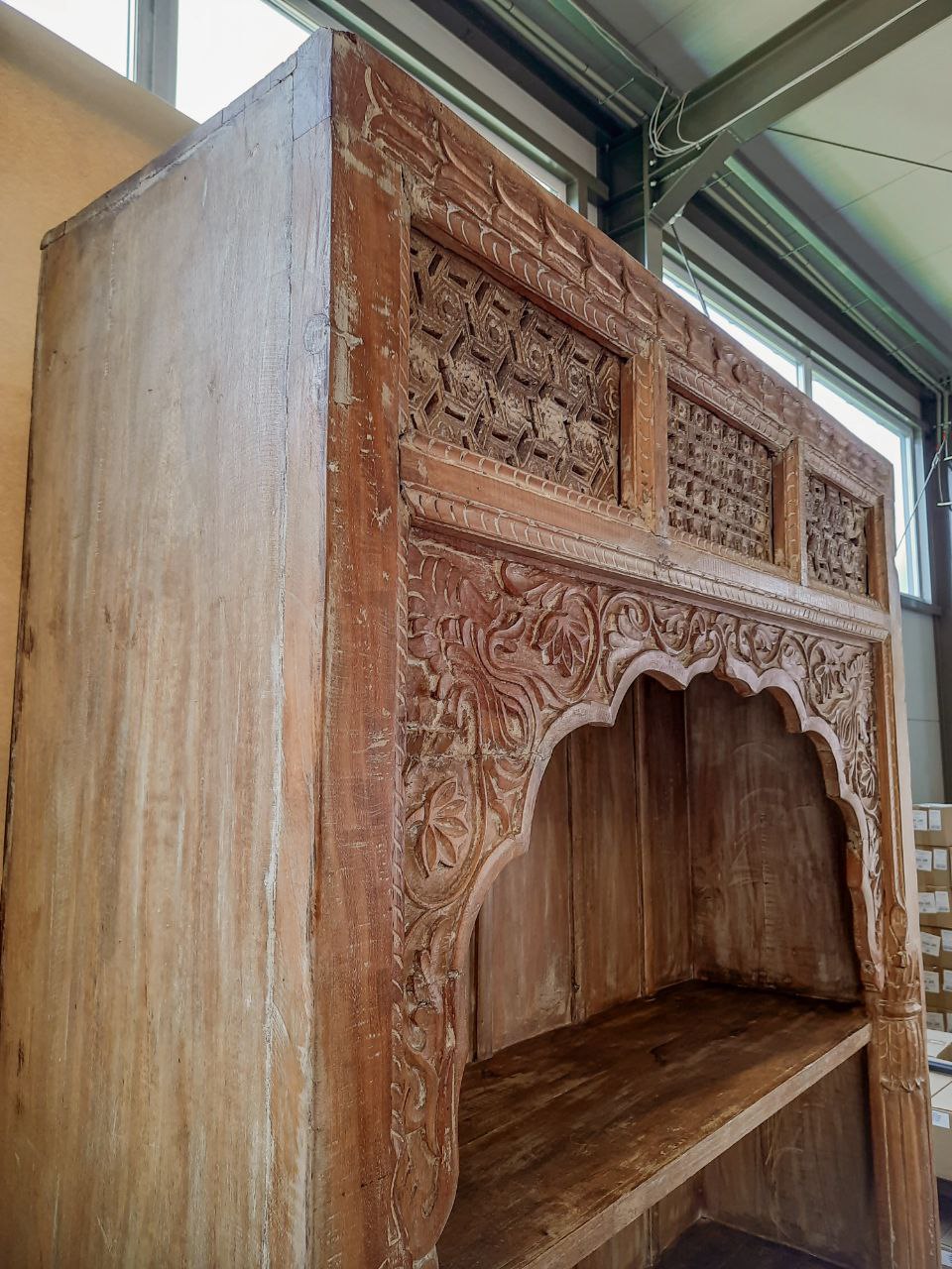 Regał z łukiem i ażurową koroną — zdjęcie 2