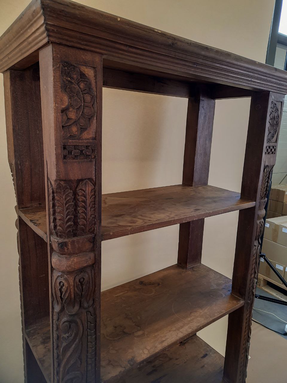 Otwarty regał z rzeźbionymi słupami — zdjęcie 2