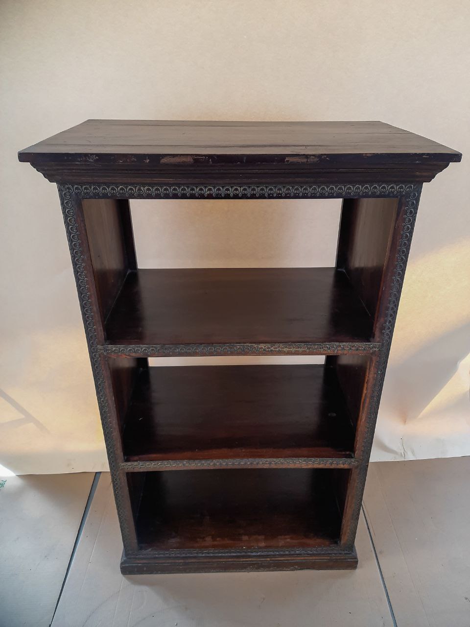 Ciemny regał kolonialny, wąski — zdjęcie 1