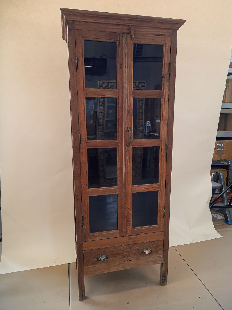 Wąska witryna przeszklona z szufladami — zdjęcie 1