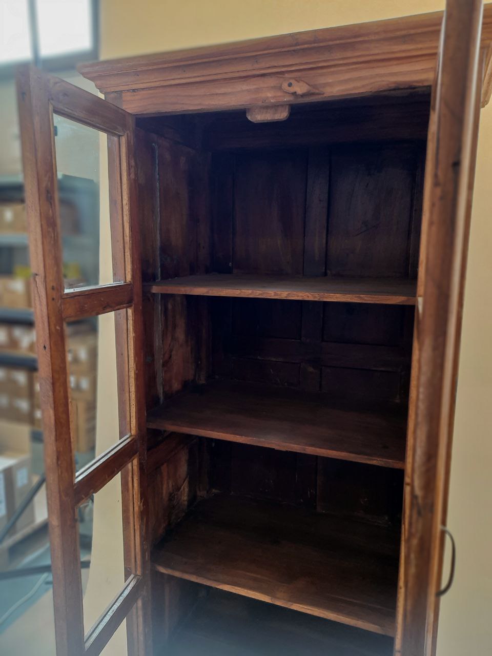 Wąska witryna przeszklona z szufladami — zdjęcie 2