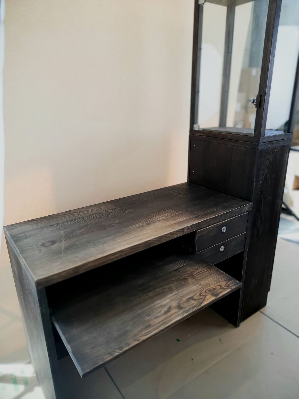 Czarna witryna sprzedażowa z szafką i biurkiem — zdjęcie 2